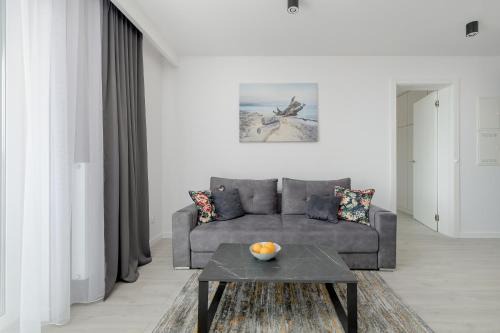 Uniescie Appartement | Modern Apartment with Balcony and Parking by Noclegi Renters