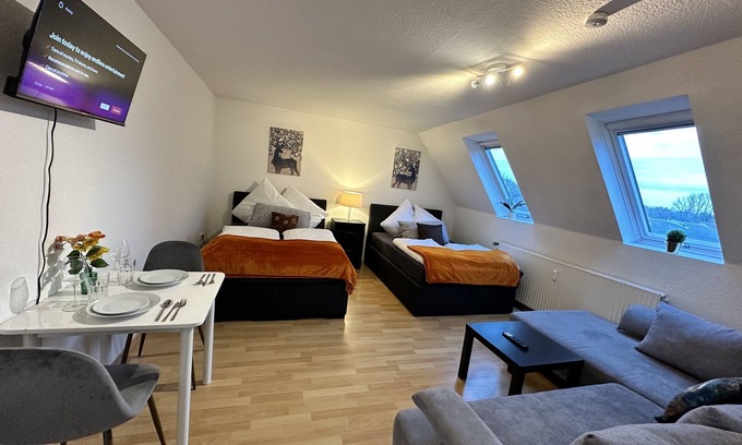 Guetersloh Appartement | Modern Apartment With 2 Queen Sized Beds in Gütersloh