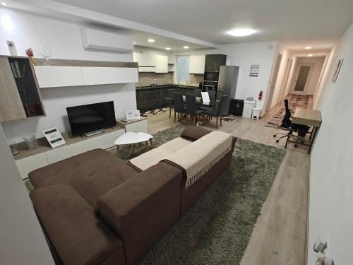 Luqa Appartement | Modern Apartment with Large Outdoor Area - Sleeps 7, Close to Malta International Airport