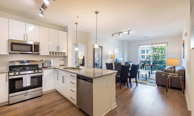 Downtown Appartement | Modern Apt Downtown with Pool