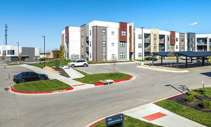 Lee's Summit Appartement | Modern Apt. Kansas City Oasis 13 miles to GEHA Field, Shops, Dining, Park, & Gym