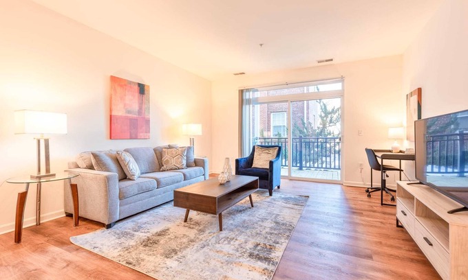 North Waltham Appartement | Modern Apt with Balcony ALH-12211