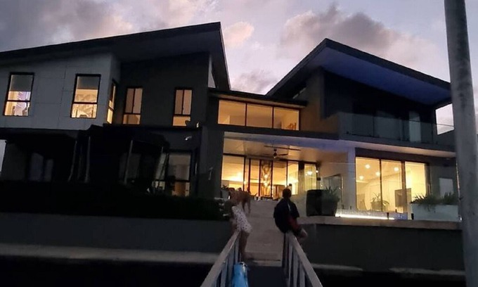 Currumbin Waters Maison | Modern architecturally designed creek frontage property n