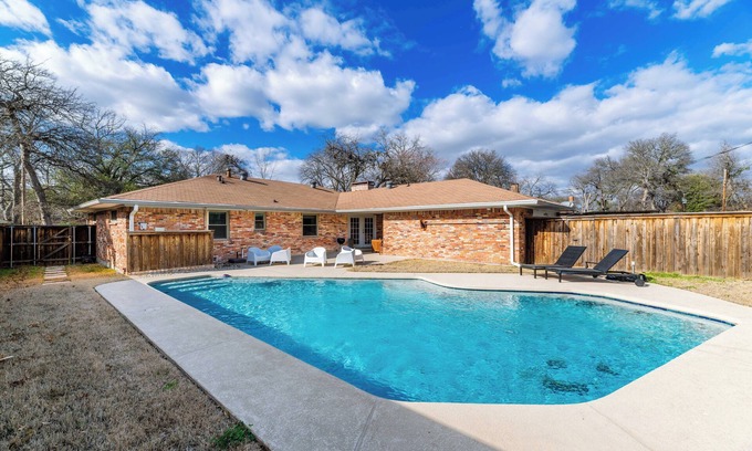 Buckner Terrace - Everglade Park Maison | Modern Art House In Buckner Terrace w/ Pool