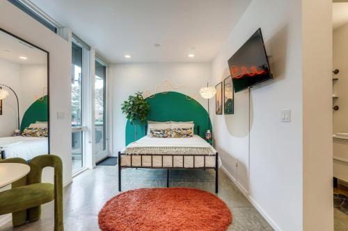 Land Park Appartement | Modern Artist Loft Canvases Coffee and Comfort