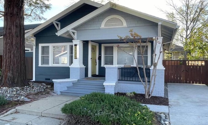 Central Sacramento Maison | Modern, Artsy, 2 BD, 1B Bungalow
