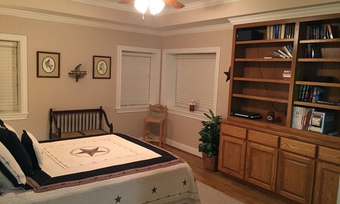 Burton Maison | Modern Barndominium on 20 quiet acres 10 miles from Round Top Antique Fair