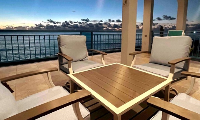 Aguadilla Pueblo Maison | Modern beach house w/ balcony overlooking the sunset