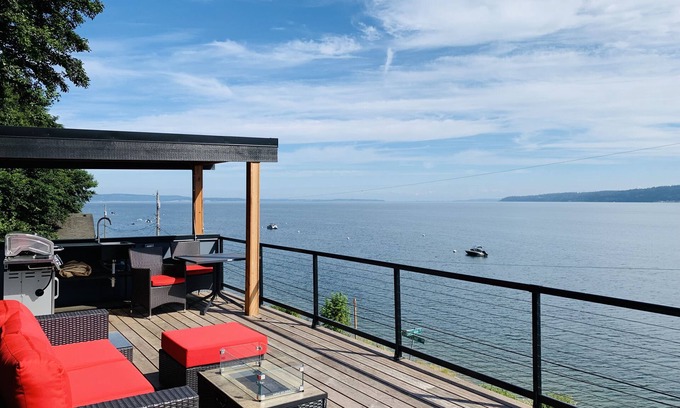 Camano Island Maison | Modern beachfront getaway w/hot tub and rooftop deck