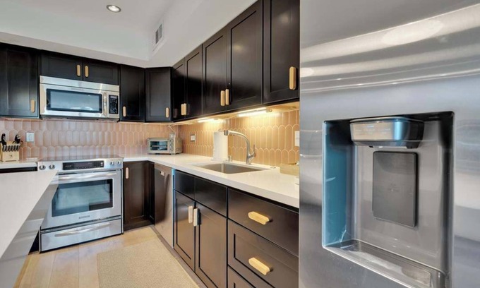 Palm Desert Copropriété | Modern, beautiful 2-bedroom condo in the heart of El Paseo, Palm Desert.
