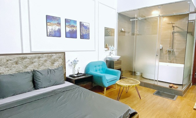 Van Mieu Maison | Modern bedrom in Liight Homstay Hanoi with Netflix, Kitchen, Washer & Dryer