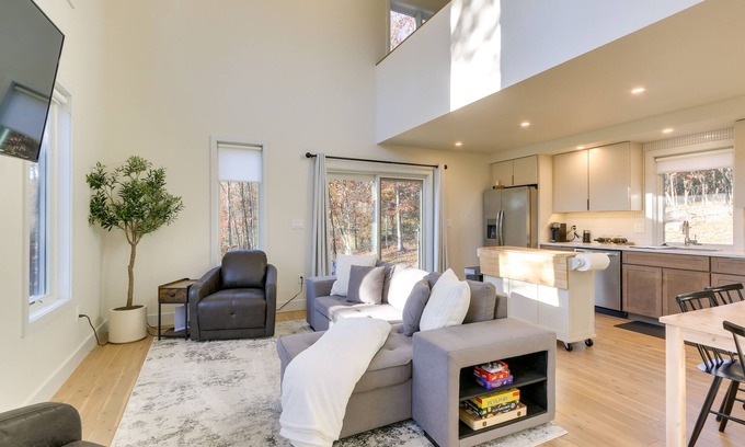 Berkeley Springs Cottage | Modern Berkeley Springs Cabin w/Private Hot Tub!