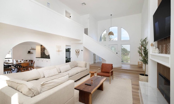 Medical Center District Maison | Modern Boho 5BR W Pool+Six flags