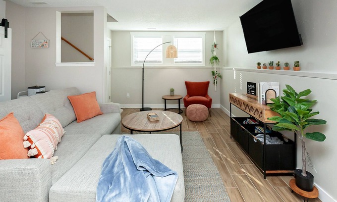 Des Moines Maison | Modern Boho Townhome w/Hidden Reading Nook Near Downtown Des Moines!