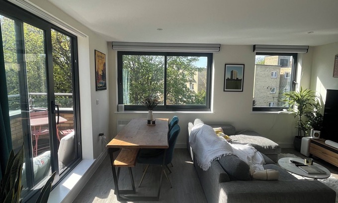 St. George's Appartement | Modern & Bright | 2 Bed | Pvt Balcony | Islington