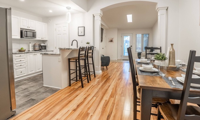 Cornwall Maison | Modern, Bright Townhome - Sleeps9+Wifi+Close To Hwy