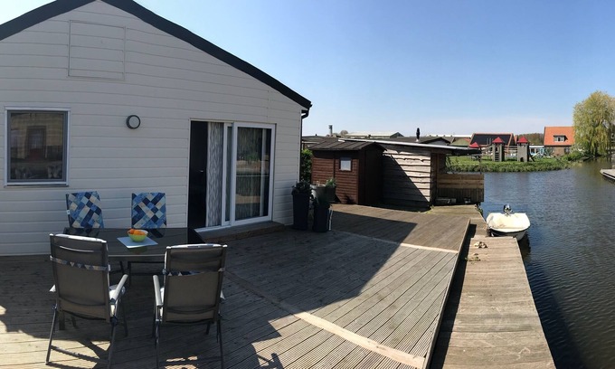 Onderdijk Maison | Modern, bright vacation home with lots of sun and its own jetty