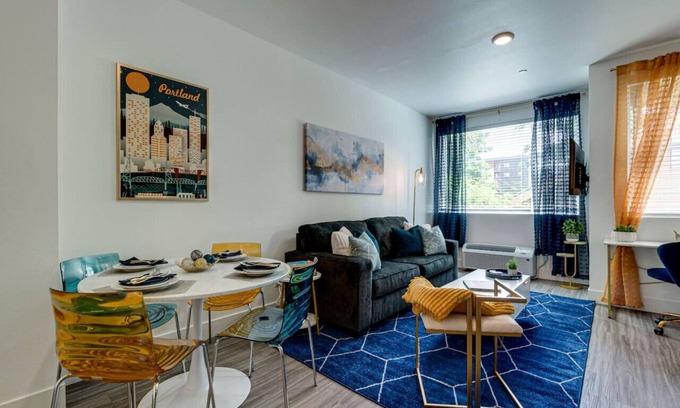 King Appartement | Modern & Bright Walkable Alberta Condo, Fast WiFi