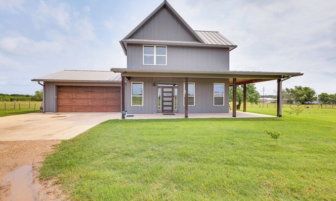 Bryan Maison | Modern Bryan Farmhouse on 1 Acre w/ Hot Tub!