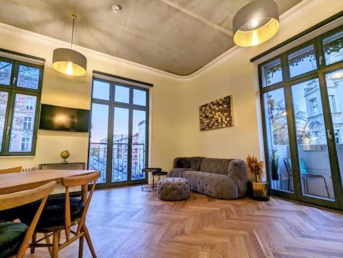 Friedrichshain-Kreuzberg Appartement | Modern building with vertical garden & 2 bedrooms