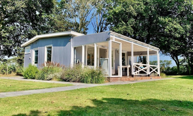 Sint Maartensvlotbrug Maison | Modern bungalow with veranda, 2 bedrooms, sleeps 4, WiFi, lovely large enclosed garden, dog welcome