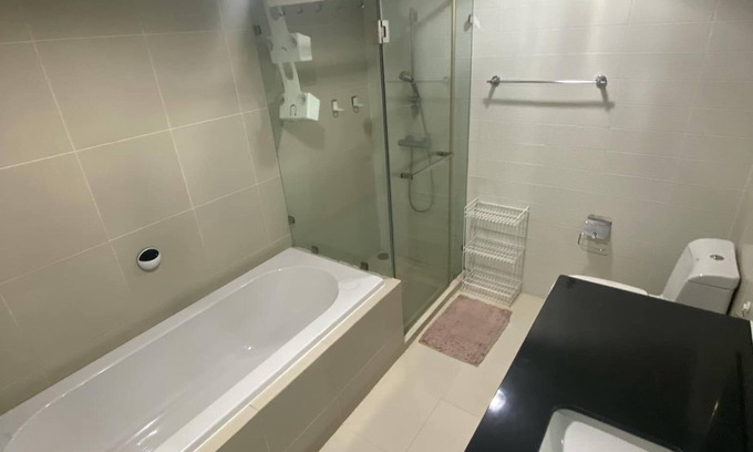 Huai Khwang Copropriété | "Modern Condo Overlooking Pool – Perfect for Relaxation"
