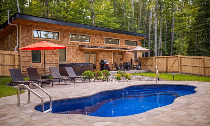 Saugerties Maison | Saugerties Cabin close to HITS with a Hot Tub 3BR