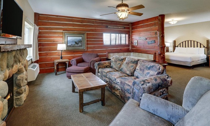 Johnston Hôtel | Modern Cabin Vibes, Complimentary Breakfast & Whirlpool Suites Available