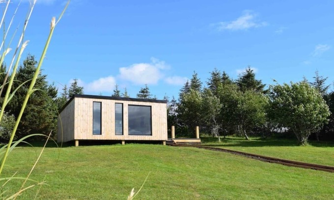 Breakish Cabine | Modern cabin with stunning views & private hot tub
