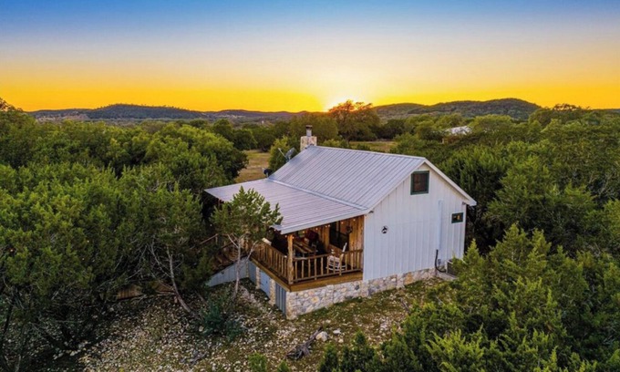 Uvalde Cabine | Modern Cabin with Hill Country Views