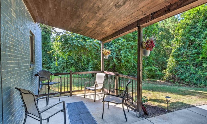 Central Appartement | Modern Central Apartment with BBQ Patio and Yard!