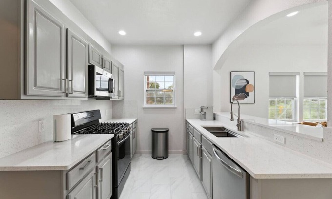 Foster Heights Maison | Modern Central East Austin 4BR Gem