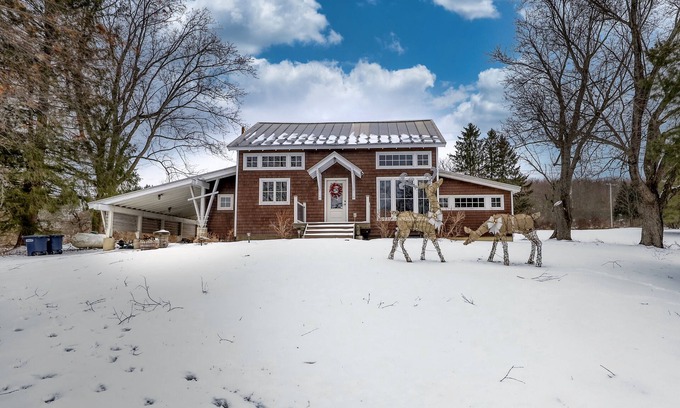 Ellicottville Chalet De Ski | Modern Chalet, 2 Acre lot, HOT TUB and NEW OUTDOOR FIREPIT