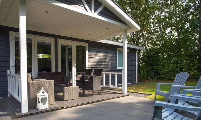 Municipality of Rhenen Cottage | Chalet moderne avec terrasse couverte à la campagne