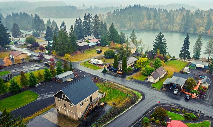 Mayfield Maison | Modern Chalet with Lake Views in Marina Area