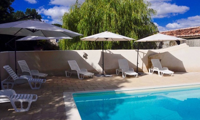Nere Cottage | Gîte charentais moderne, piscine chauffée, wifi gratuit. Les enfants peuvent être des enfants et des adultes se détendre