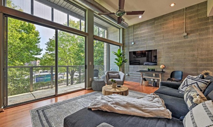 Commonwealth Appartement | Modern Charlotte Condo 2 Miles to Downtown!