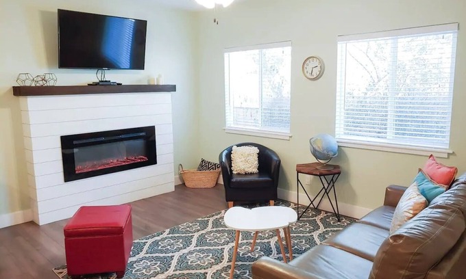 Castle Rock Maison | Modern Chic Downtown Home--Walk to Everything!