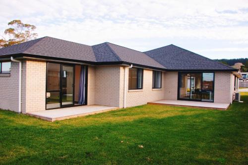 Pukehangi Maison | Modern Chic - Ideal Location - 5 Bedrooms - In Rotorua