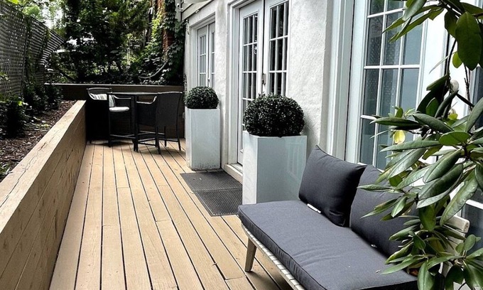 Woodley Park Appartement | Modern, Chic, Walk to Shops and Private Parking