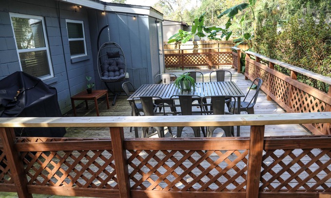 Riverside Maison | Modern City Haven with Expansive Back Deck and Yard – Sleeps 9