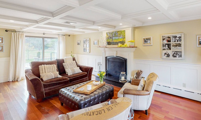 Manchester-by-the-Sea Maison | Modern colonial with fitness studio, ping-pong, fireplace, deck & firepit