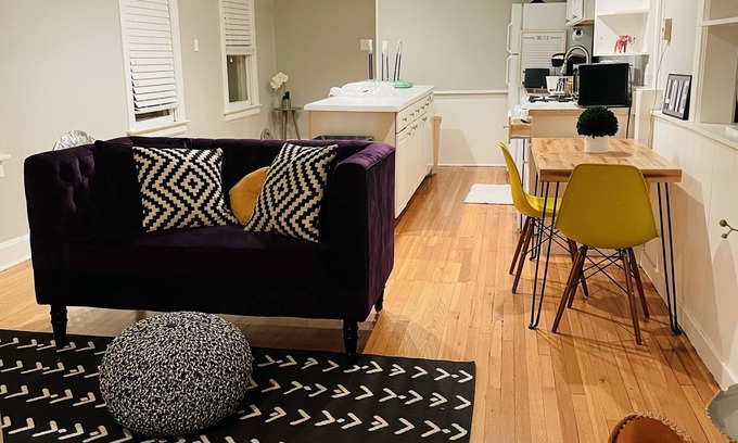 Kenwood Maison | Modern Coach House 2BR/1BA/Den in Hyde Park/ Kenwood, walk to U of C & Lakefront