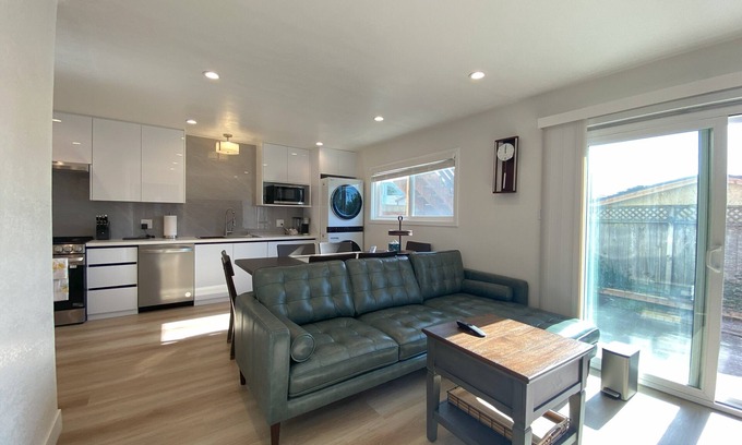 Sharp Park Appartement | New Modern Coastal Gem: Just Steps from the Beach and Pier