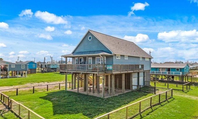 Surfside Beach Maison | Modern Coastal Home | Steps from Beach | 3BR Pet-Friendly w/Views
