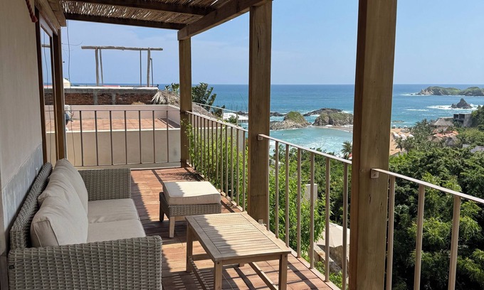 San Agustinillo Maison | King suite with stunning views of the sunset, beach, and scenic surrounding.