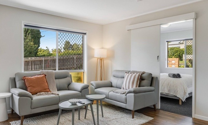 Centenary Heights Appartement | Modern Comfort in Quiet Neighbourhood!