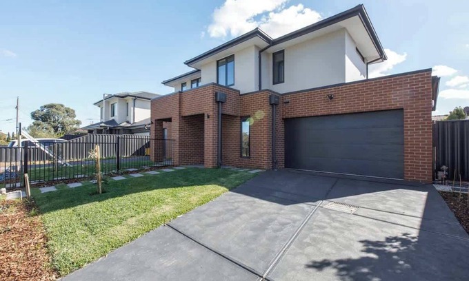 Avondale Heights Maison | Modern Comfort in Avondale Heights Family Home