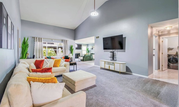 Afton Appartement | Modern Comfort Loves Park Stylish 3BR Getaway