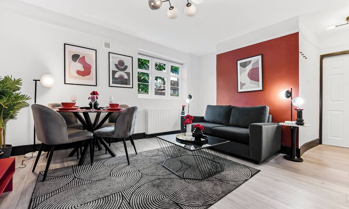 Garden Suburb Appartement | Modern Comfort: Stylish 2BR Haven for 5